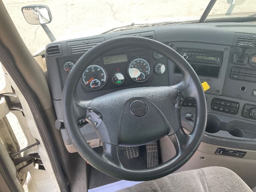 Day Cab Tractor-Heavy Duty Tractors-Freightliner-2017-Cascadia 11364ST-Piqua-OH-597,707\n\t\tmiles-$ 27,250 - Image 11