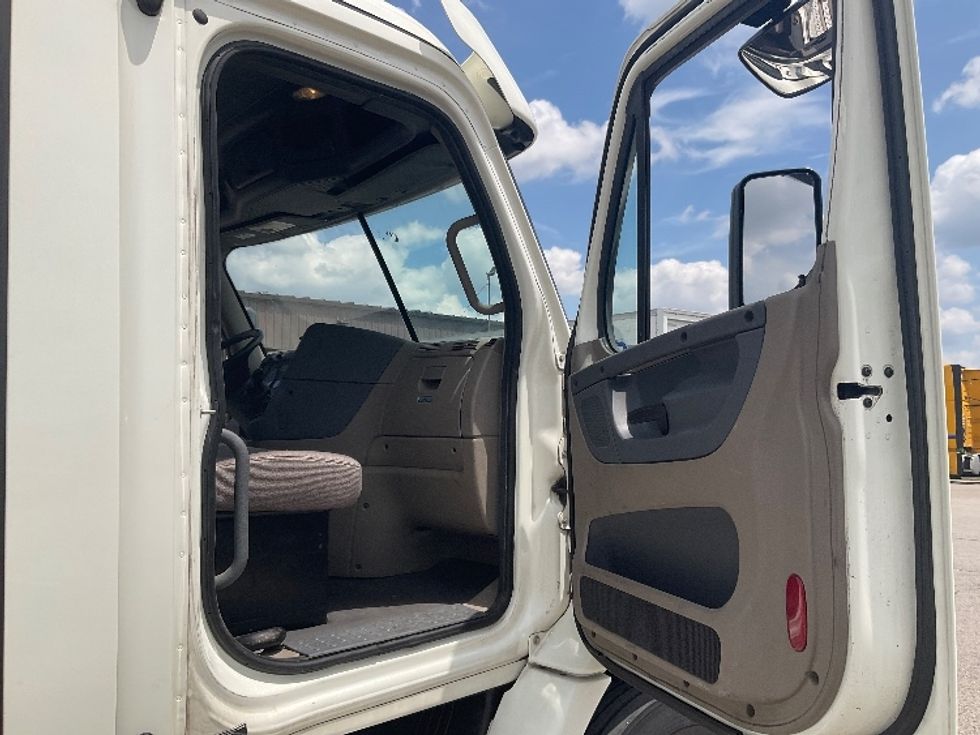 Day Cab Tractor-Heavy Duty Tractors-Freightliner-2017-Cascadia 11364ST-Piqua-OH-597,707\n\t\tmiles-$ 27,250 - Image 12