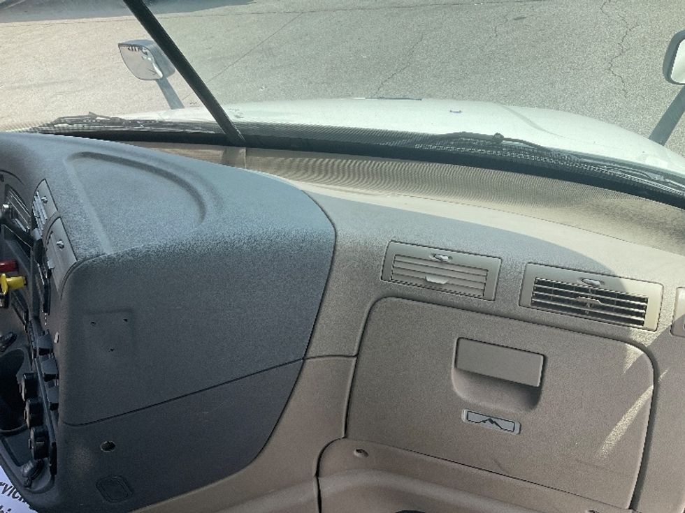 Day Cab Tractor-Heavy Duty Tractors-Freightliner-2017-Cascadia 11364ST-Piqua-OH-597,707\n\t\tmiles-$ 27,250 - Image 13