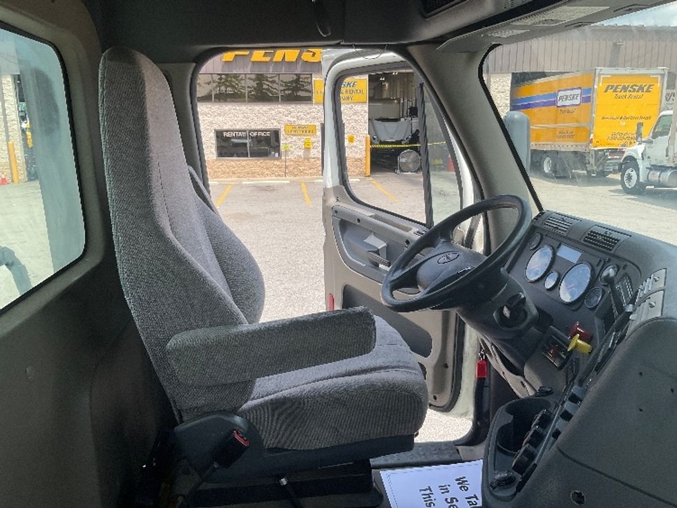 Day Cab Tractor-Heavy Duty Tractors-Freightliner-2017-Cascadia 11364ST-Piqua-OH-597,707\n\t\tmiles-$ 27,250 - Image 14