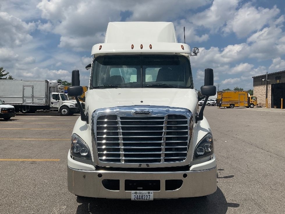 Day Cab Tractor-Heavy Duty Tractors-Freightliner-2017-Cascadia 11364ST-Piqua-OH-597,707\n\t\tmiles-$ 27,250 - Image 2