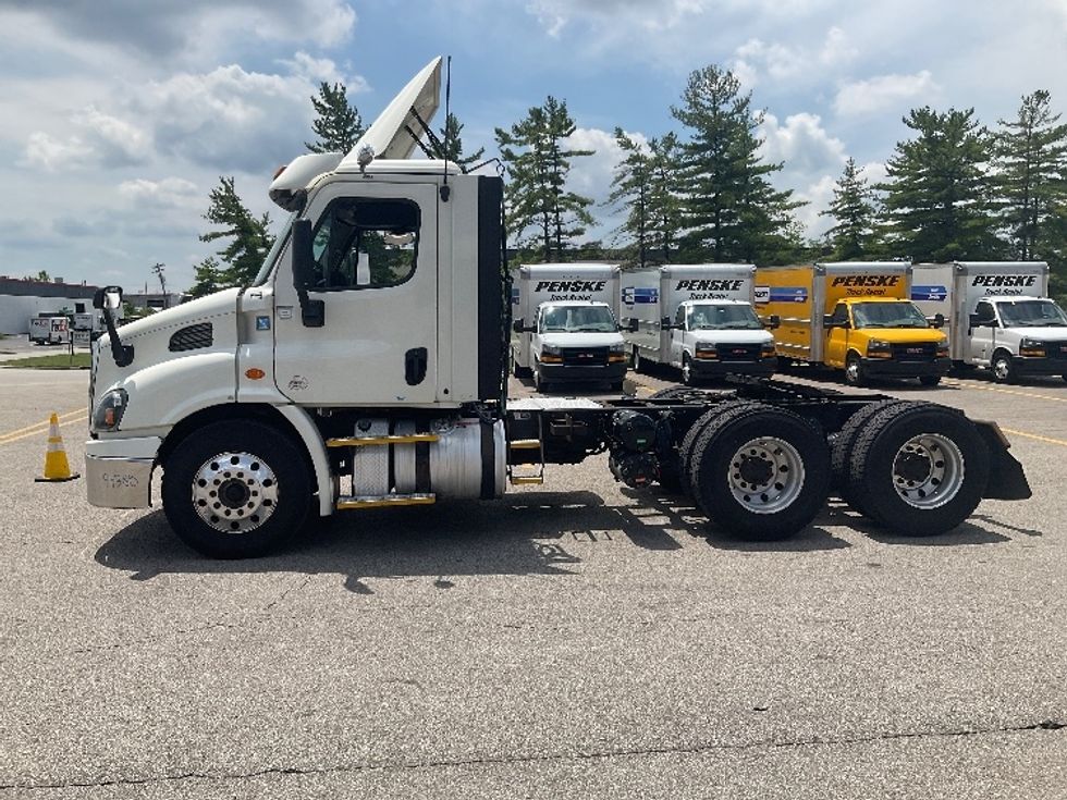 Day Cab Tractor-Heavy Duty Tractors-Freightliner-2017-Cascadia 11364ST-Piqua-OH-597,707\n\t\tmiles-$ 27,250 - Image 4