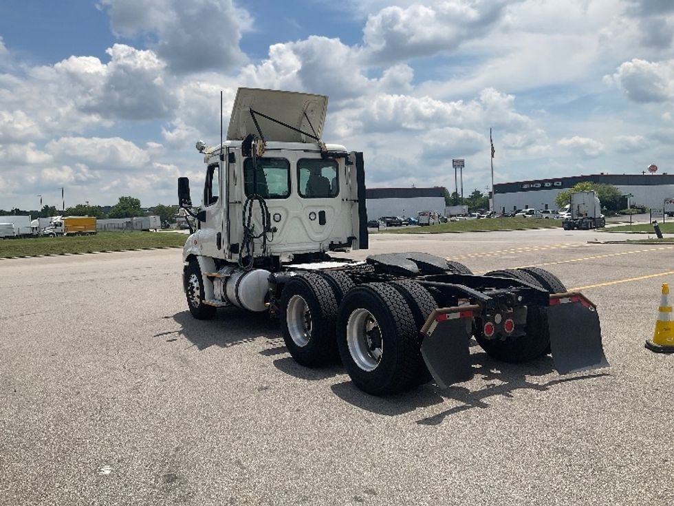 Day Cab Tractor-Heavy Duty Tractors-Freightliner-2017-Cascadia 11364ST-Piqua-OH-597,707\n\t\tmiles-$ 27,250 - Image 5