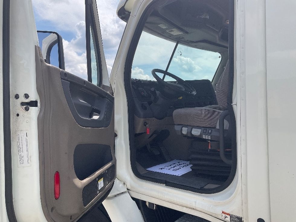 Day Cab Tractor-Heavy Duty Tractors-Freightliner-2017-Cascadia 11364ST-Piqua-OH-597,707\n\t\tmiles-$ 27,250 - Image 9