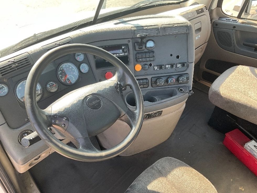 Day Cab Tractor-Heavy Duty Tractors-Freightliner-2017-Cascadia 11364ST-Piqua-OH-598,748\n\t\tmiles-$ 25,750 - Image 11