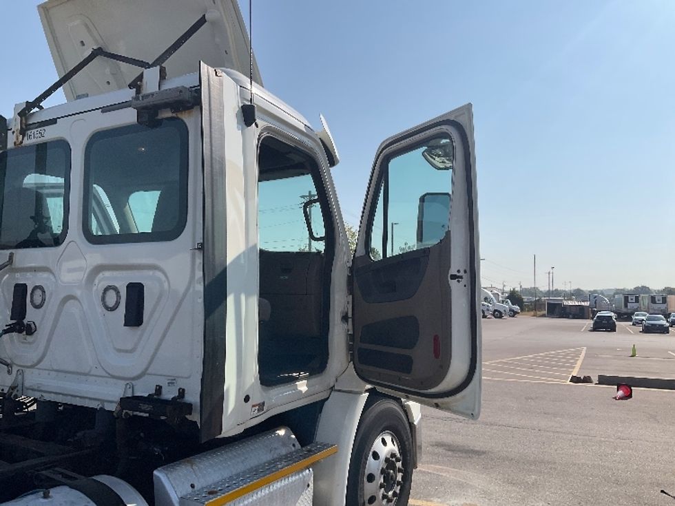 Day Cab Tractor-Heavy Duty Tractors-Freightliner-2017-Cascadia 11364ST-Piqua-OH-598,748\n\t\tmiles-$ 25,750 - Image 12