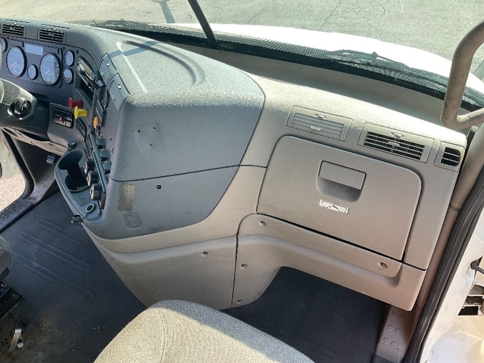 Day Cab Tractor-Heavy Duty Tractors-Freightliner-2017-Cascadia 11364ST-Piqua-OH-598,748\n\t\tmiles-$ 25,750 - Image 13