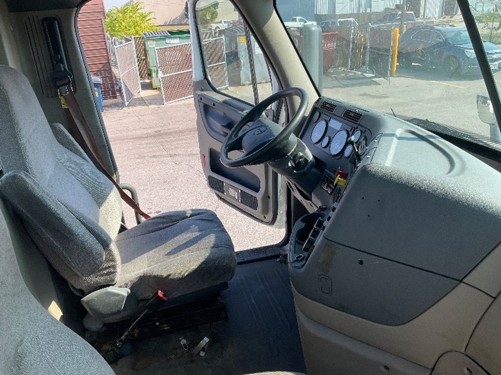 Day Cab Tractor-Heavy Duty Tractors-Freightliner-2017-Cascadia 11364ST-Piqua-OH-598,748\n\t\tmiles-$ 25,750 - Image 14