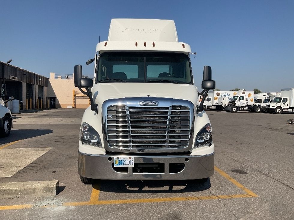 Day Cab Tractor-Heavy Duty Tractors-Freightliner-2017-Cascadia 11364ST-Piqua-OH-598,748\n\t\tmiles-$ 25,750 - Image 2