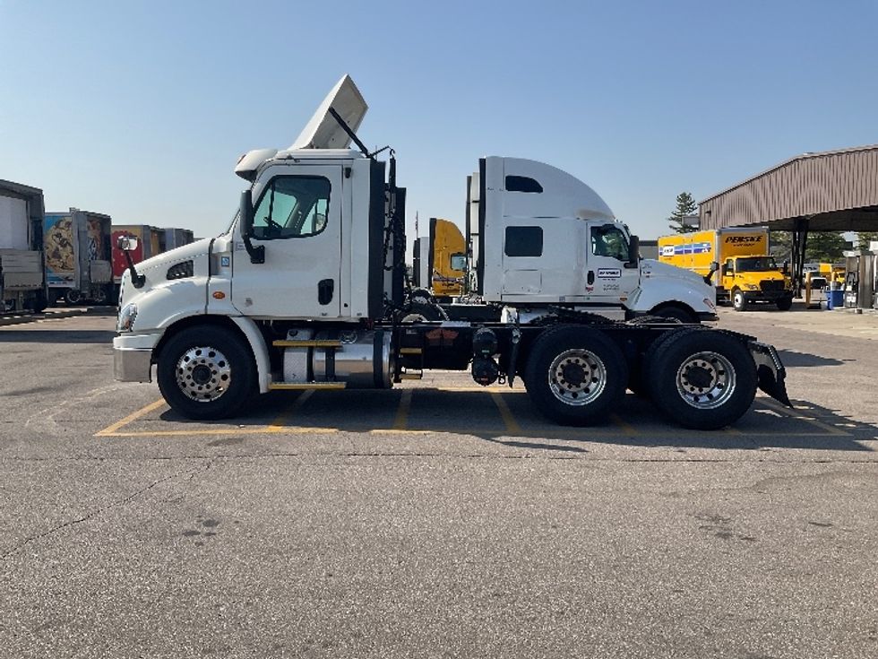 Day Cab Tractor-Heavy Duty Tractors-Freightliner-2017-Cascadia 11364ST-Piqua-OH-598,748\n\t\tmiles-$ 25,750 - Image 4