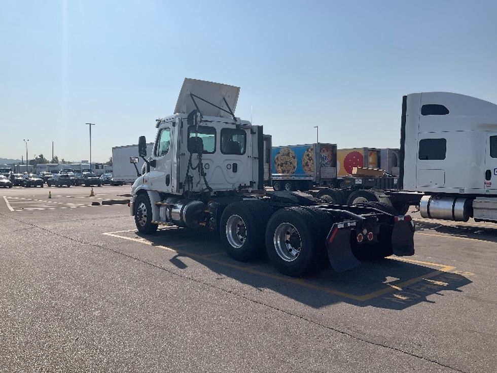 Day Cab Tractor-Heavy Duty Tractors-Freightliner-2017-Cascadia 11364ST-Piqua-OH-598,748\n\t\tmiles-$ 25,750 - Image 5