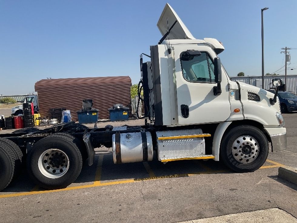 Day Cab Tractor-Heavy Duty Tractors-Freightliner-2017-Cascadia 11364ST-Piqua-OH-598,748\n\t\tmiles-$ 25,750 - Image 8