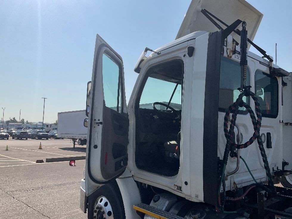 Day Cab Tractor-Heavy Duty Tractors-Freightliner-2017-Cascadia 11364ST-Piqua-OH-598,748\n\t\tmiles-$ 25,750 - Image 9