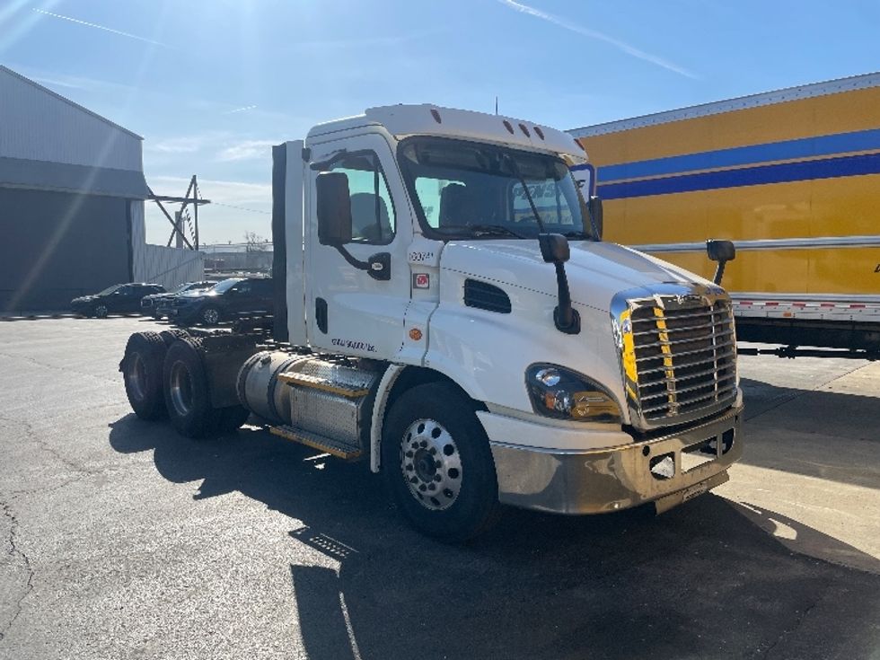 Day Cab Tractor-Heavy Duty Tractors-Freightliner-2017-Cascadia 11364ST-Pittsburgh-PA-272,957\n\t\tmiles-$ 38,250 - Image 1