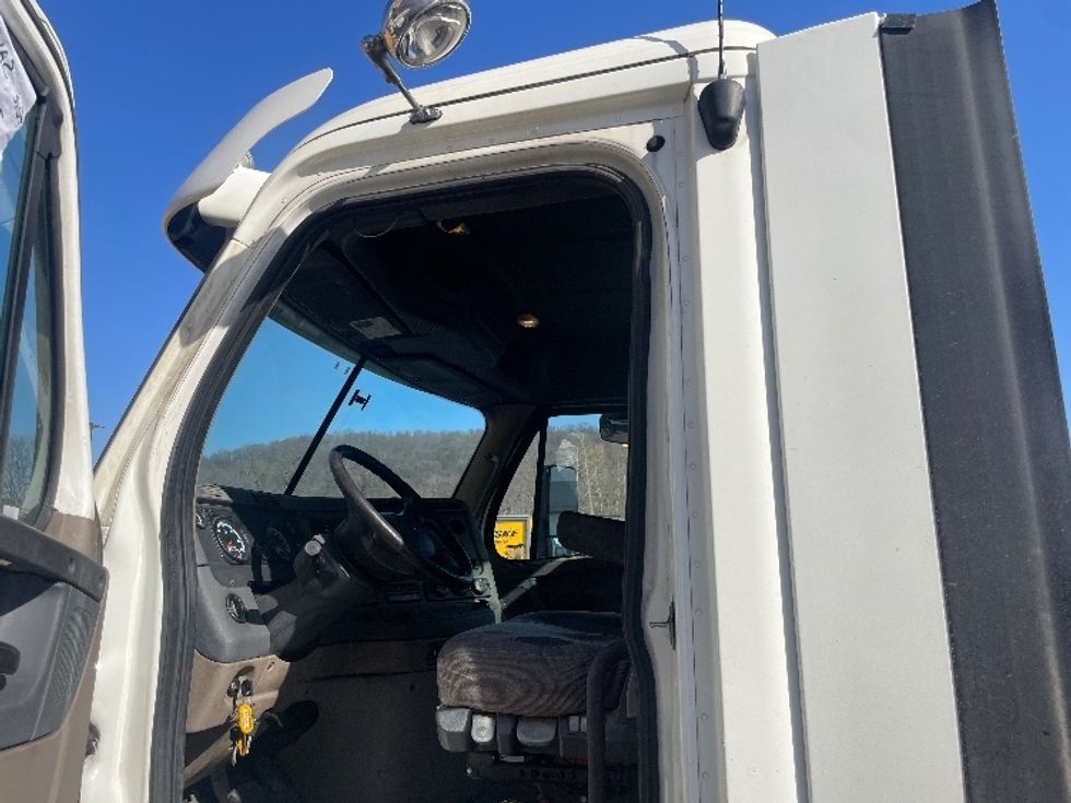 Day Cab Tractor-Heavy Duty Tractors-Freightliner-2017-Cascadia 11364ST-Pittsburgh-PA-272,957\n\t\tmiles-$ 38,250 - Image 9