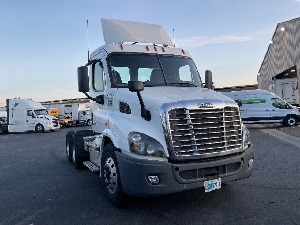 Day Cab Tractor-Heavy Duty Tractors-Freightliner-2017-Cascadia 11364ST-Torrance-CA-291,392\n\t\tmiles-$ 32,750 - Image 1
