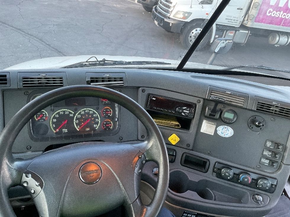 Day Cab Tractor-Heavy Duty Tractors-Freightliner-2017-Cascadia 11364ST-Torrance-CA-291,392\n\t\tmiles-$ 32,750 - Image 11