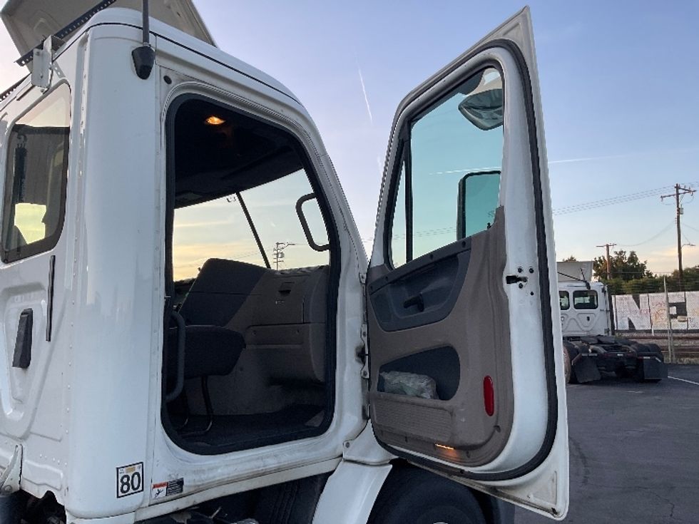 Day Cab Tractor-Heavy Duty Tractors-Freightliner-2017-Cascadia 11364ST-Torrance-CA-291,392\n\t\tmiles-$ 32,750 - Image 12