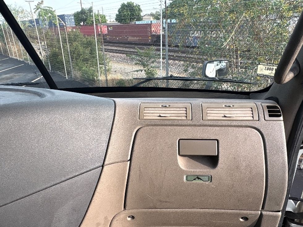 Day Cab Tractor-Heavy Duty Tractors-Freightliner-2017-Cascadia 11364ST-Torrance-CA-291,392\n\t\tmiles-$ 32,750 - Image 13