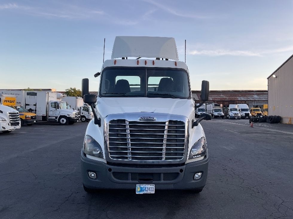 Day Cab Tractor-Heavy Duty Tractors-Freightliner-2017-Cascadia 11364ST-Torrance-CA-291,392\n\t\tmiles-$ 32,750 - Image 2
