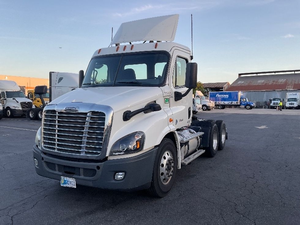 Day Cab Tractor-Heavy Duty Tractors-Freightliner-2017-Cascadia 11364ST-Torrance-CA-291,392\n\t\tmiles-$ 32,750 - Image 3