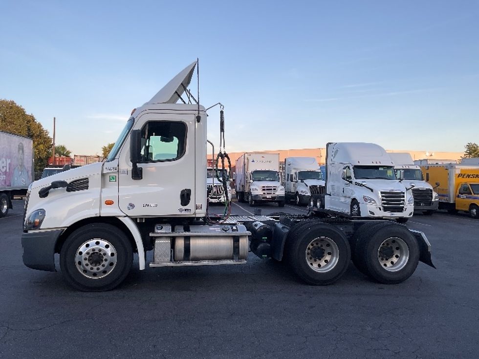 Day Cab Tractor-Heavy Duty Tractors-Freightliner-2017-Cascadia 11364ST-Torrance-CA-291,392\n\t\tmiles-$ 32,750 - Image 4