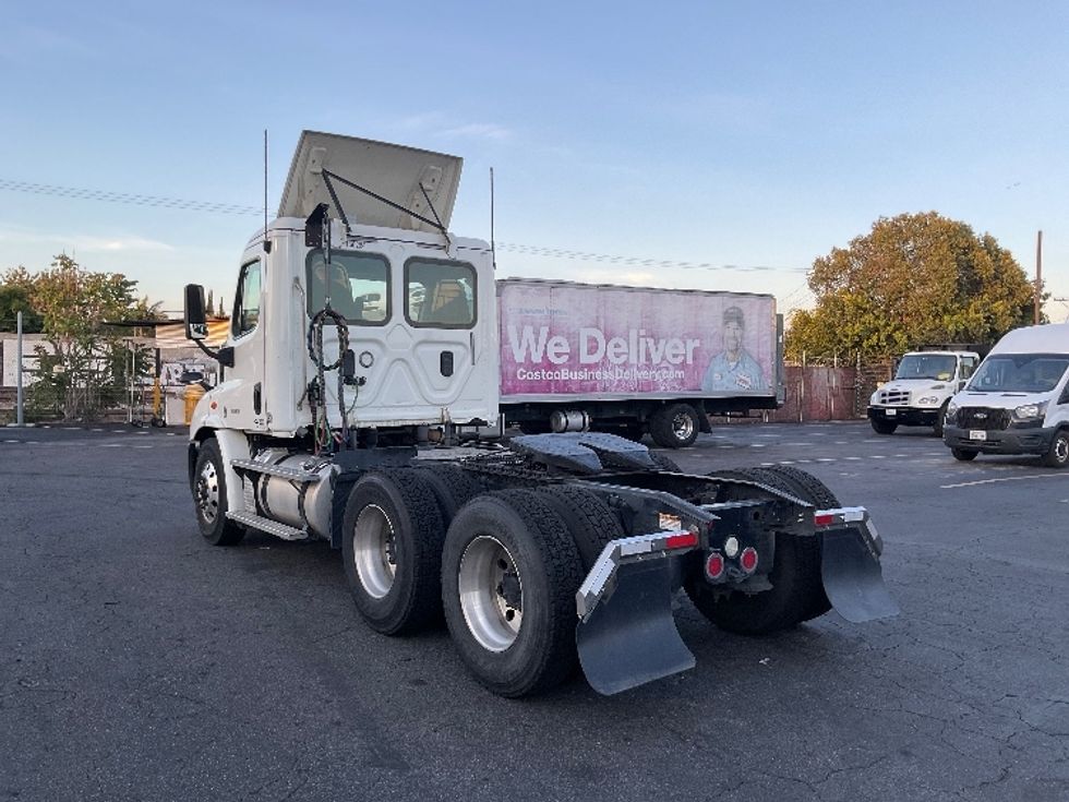 Day Cab Tractor-Heavy Duty Tractors-Freightliner-2017-Cascadia 11364ST-Torrance-CA-291,392\n\t\tmiles-$ 32,750 - Image 5