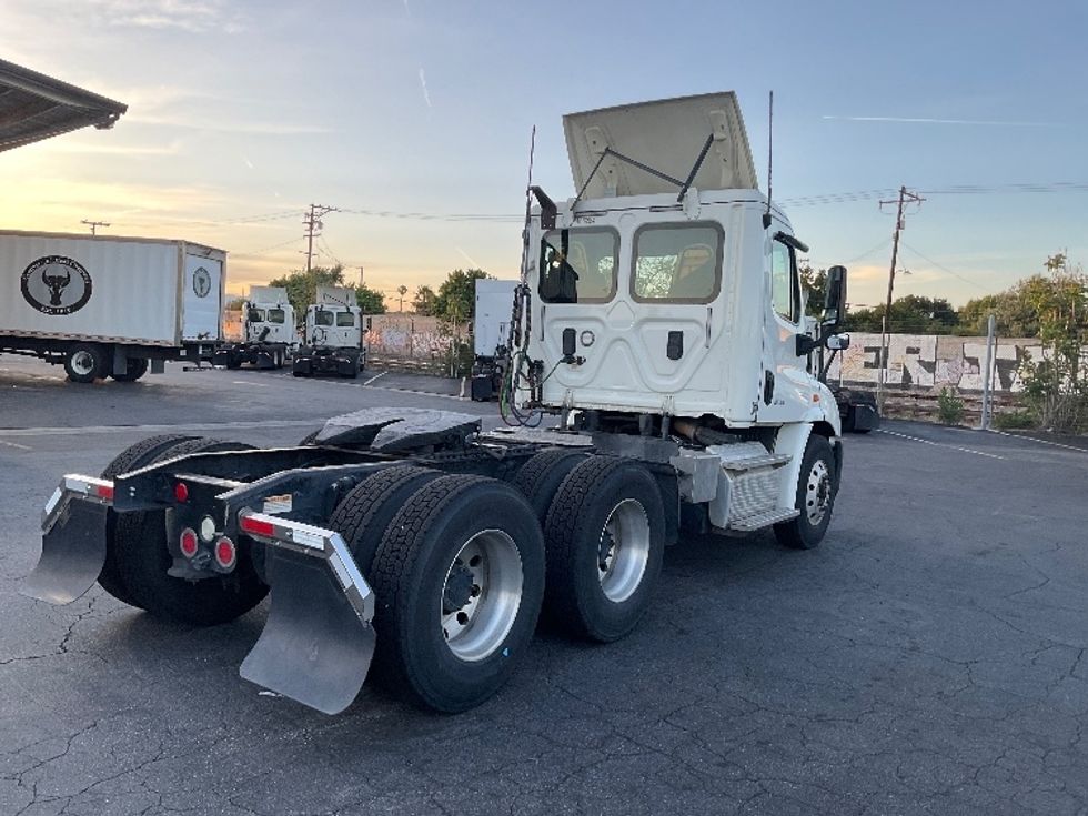 Day Cab Tractor-Heavy Duty Tractors-Freightliner-2017-Cascadia 11364ST-Torrance-CA-291,392\n\t\tmiles-$ 32,750 - Image 7
