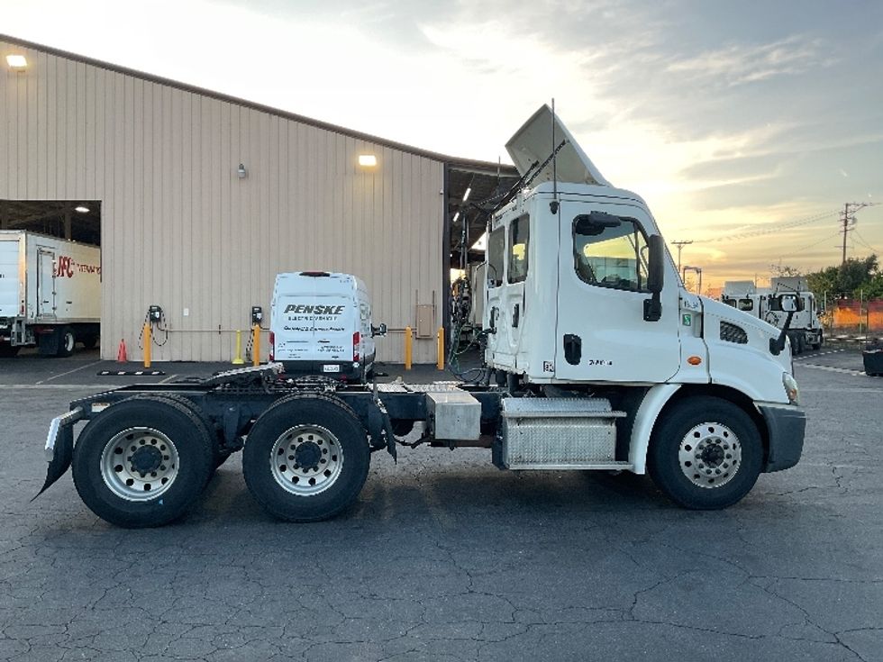 Day Cab Tractor-Heavy Duty Tractors-Freightliner-2017-Cascadia 11364ST-Torrance-CA-291,392\n\t\tmiles-$ 32,750 - Image 8