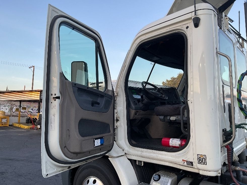 Day Cab Tractor-Heavy Duty Tractors-Freightliner-2017-Cascadia 11364ST-Torrance-CA-291,392\n\t\tmiles-$ 32,750 - Image 9