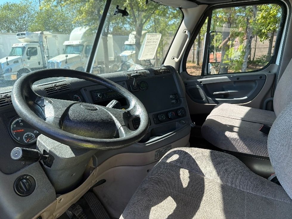 Day Cab Tractor-Heavy Duty Tractors-Freightliner-2017-Cascadia 12542ST-Atlanta-GA-185,116\n\t\tmiles-$ 32,000 - Image 10