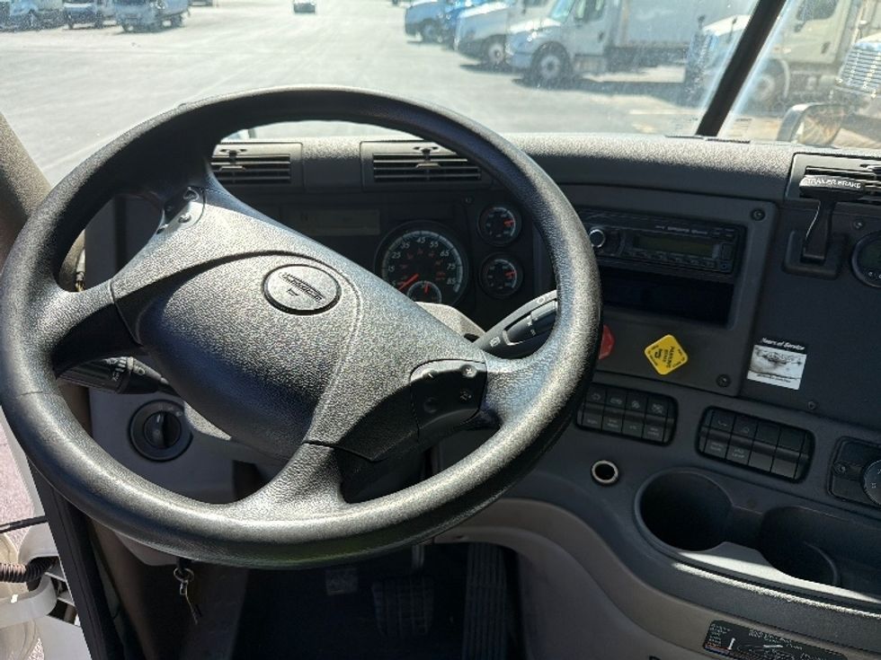 Day Cab Tractor-Heavy Duty Tractors-Freightliner-2017-Cascadia 12542ST-Atlanta-GA-185,116\n\t\tmiles-$ 32,000 - Image 11