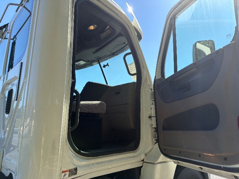 Day Cab Tractor-Heavy Duty Tractors-Freightliner-2017-Cascadia 12542ST-Atlanta-GA-185,116\n\t\tmiles-$ 32,000 - Image 12