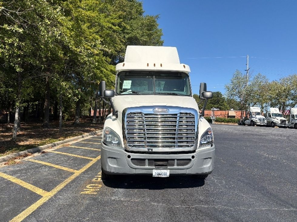 2017 Freightliner Cascadia 125" Sleeper Cab photo 2