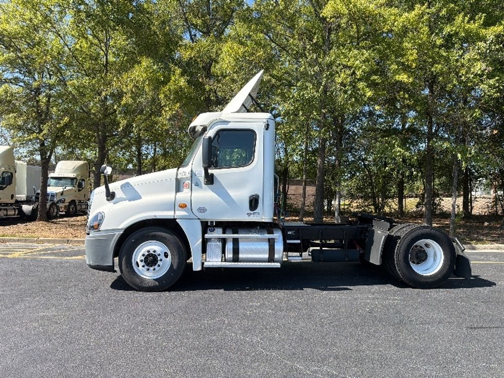 2017 Freightliner Cascadia 125" Sleeper Cab photo 4