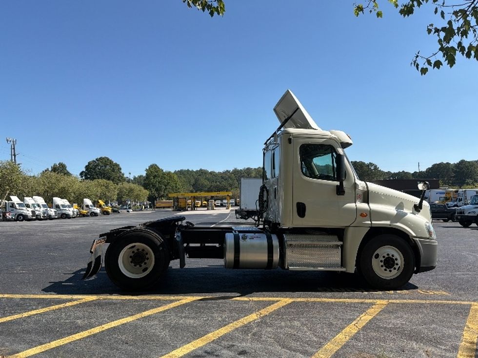 Day Cab Tractor-Heavy Duty Tractors-Freightliner-2017-Cascadia 12542ST-Atlanta-GA-185,116\n\t\tmiles-$ 32,000 - Image 8