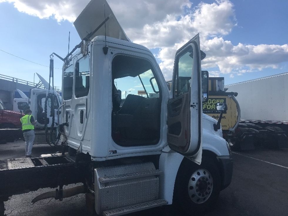 Day Cab Tractor-Heavy Duty Tractors-Freightliner-2017-Cascadia 12542ST-Baltimore-MD-284,551\n\t\tmiles-$ 35,750 - Image 12