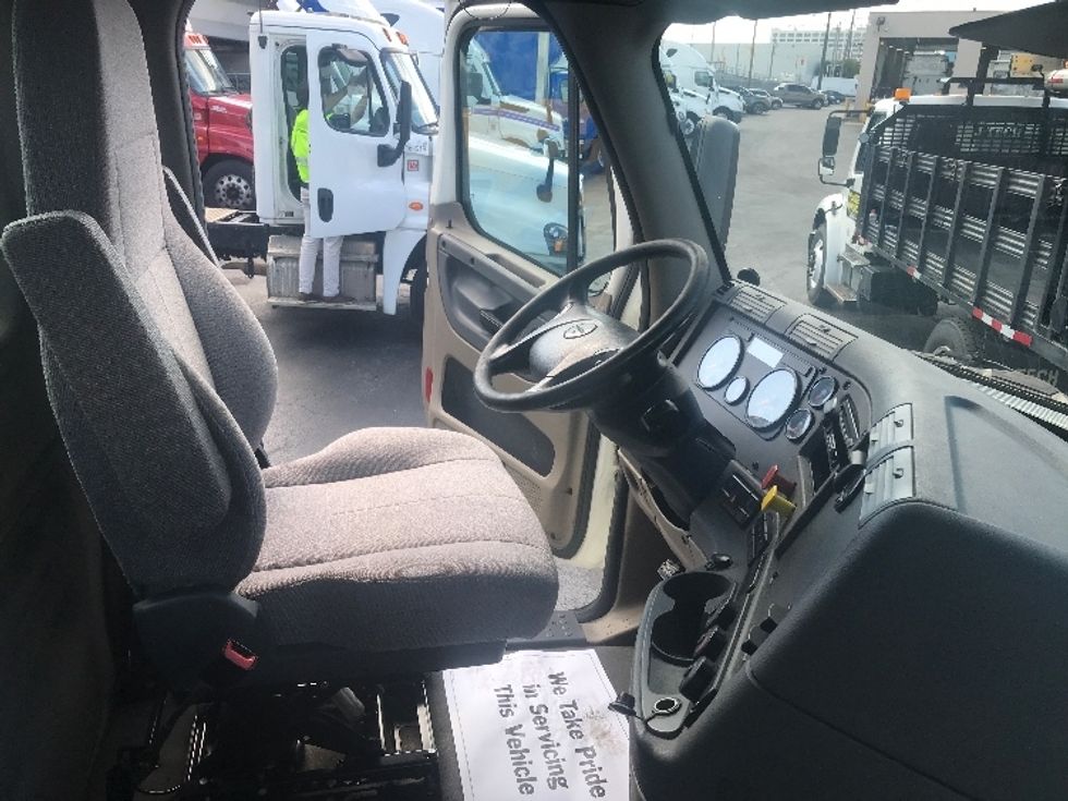 Day Cab Tractor-Heavy Duty Tractors-Freightliner-2017-Cascadia 12542ST-Baltimore-MD-284,551\n\t\tmiles-$ 35,750 - Image 14