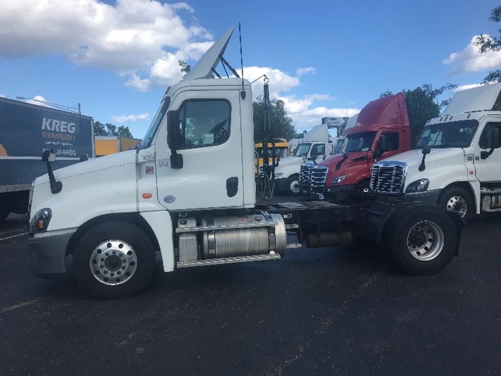 Day Cab Tractor-Heavy Duty Tractors-Freightliner-2017-Cascadia 12542ST-Baltimore-MD-284,551\n\t\tmiles-$ 35,750 - Image 4