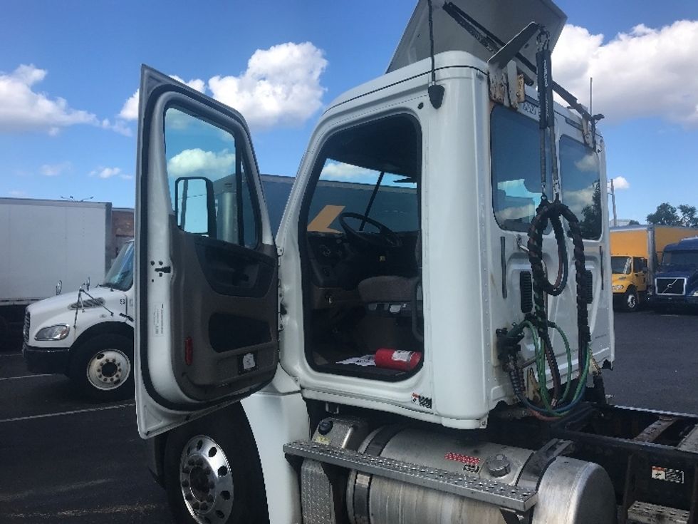 Day Cab Tractor-Heavy Duty Tractors-Freightliner-2017-Cascadia 12542ST-Baltimore-MD-284,551\n\t\tmiles-$ 35,750 - Image 9