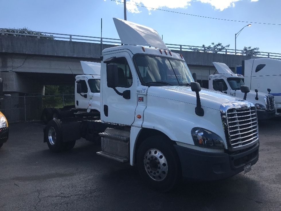 Day Cab Tractor-Heavy Duty Tractors-Freightliner-2017-Cascadia 12542ST-Baltimore-MD-331,442\n\t\tmiles-$ 34,000 - Image 1