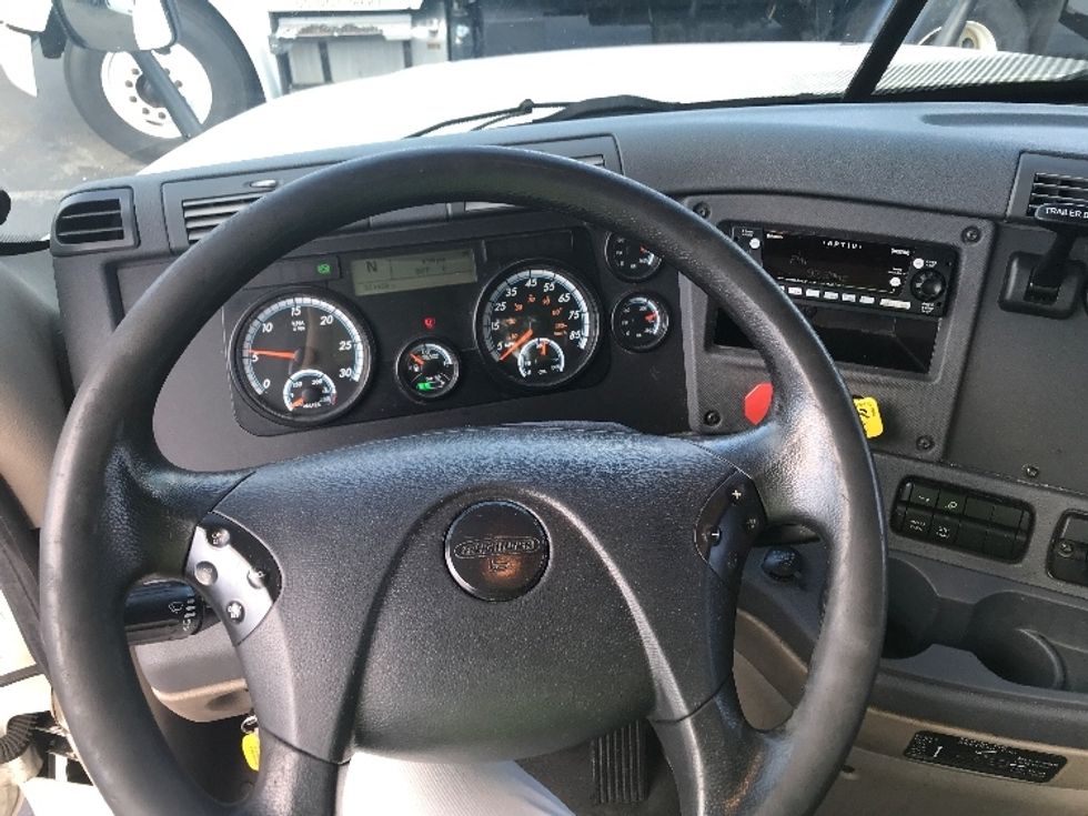 Day Cab Tractor-Heavy Duty Tractors-Freightliner-2017-Cascadia 12542ST-Baltimore-MD-331,442\n\t\tmiles-$ 34,000 - Image 11