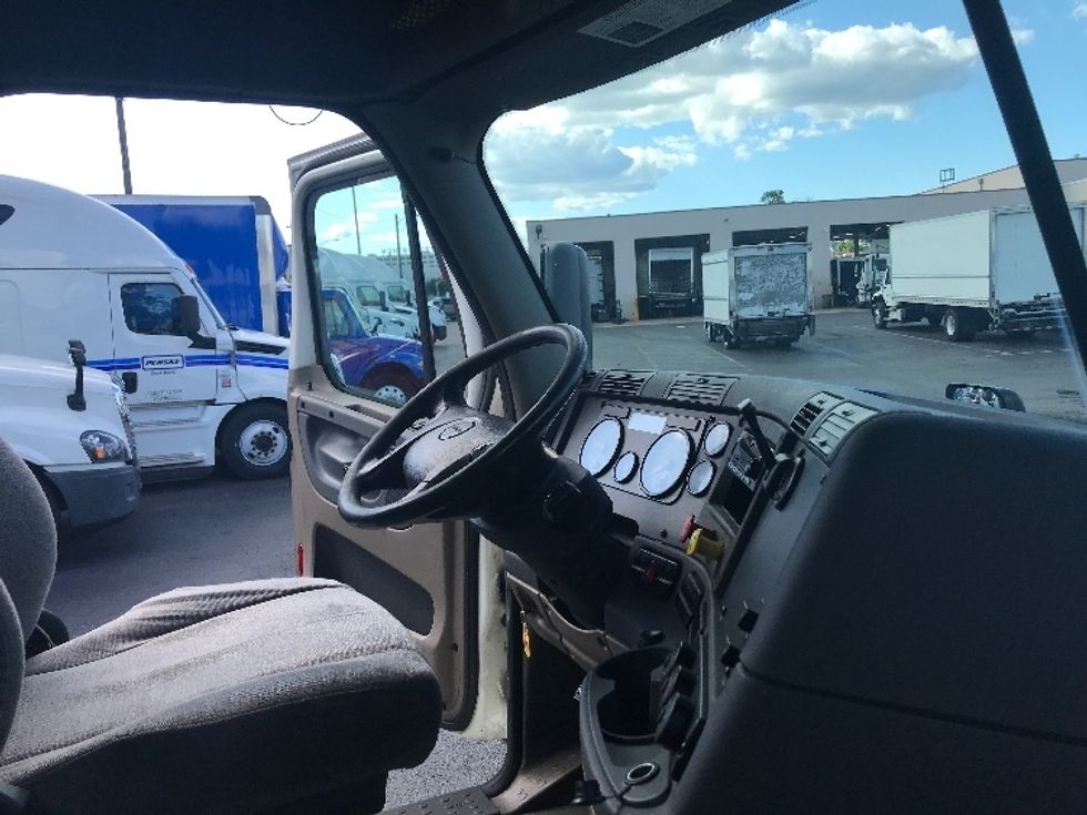 Day Cab Tractor-Heavy Duty Tractors-Freightliner-2017-Cascadia 12542ST-Baltimore-MD-331,442\n\t\tmiles-$ 34,000 - Image 14