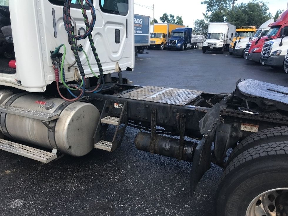 Day Cab Tractor-Heavy Duty Tractors-Freightliner-2017-Cascadia 12542ST-Baltimore-MD-331,442\n\t\tmiles-$ 34,000 - Image 17
