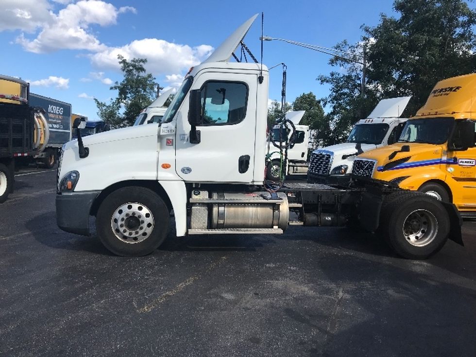Day Cab Tractor-Heavy Duty Tractors-Freightliner-2017-Cascadia 12542ST-Baltimore-MD-331,442\n\t\tmiles-$ 34,000 - Image 4