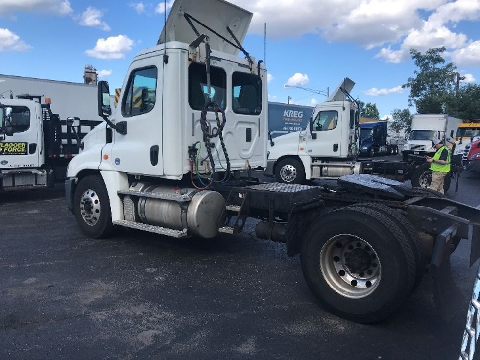 Day Cab Tractor-Heavy Duty Tractors-Freightliner-2017-Cascadia 12542ST-Baltimore-MD-331,442\n\t\tmiles-$ 34,000 - Image 5