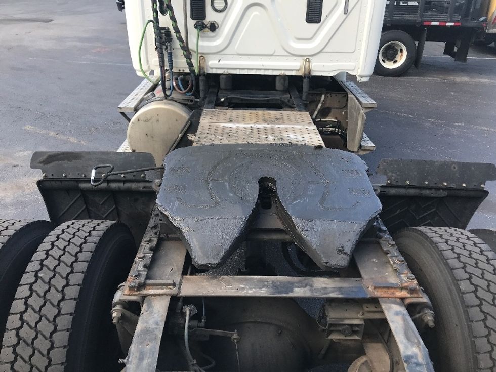 Day Cab Tractor-Heavy Duty Tractors-Freightliner-2017-Cascadia 12542ST-Baltimore-MD-331,442\n\t\tmiles-$ 34,000 - Image 6