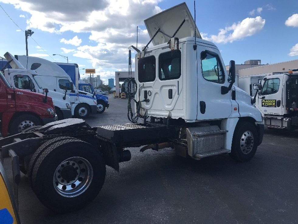 Day Cab Tractor-Heavy Duty Tractors-Freightliner-2017-Cascadia 12542ST-Baltimore-MD-331,442\n\t\tmiles-$ 34,000 - Image 7