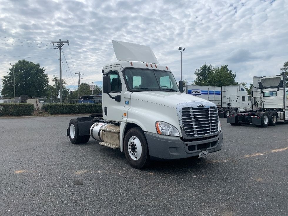Day Cab Tractor-Heavy Duty Tractors-Freightliner-2017-Cascadia 12542ST-Charlotte-NC-418,602\n\t\tmiles-$ 25,750 - Image 1