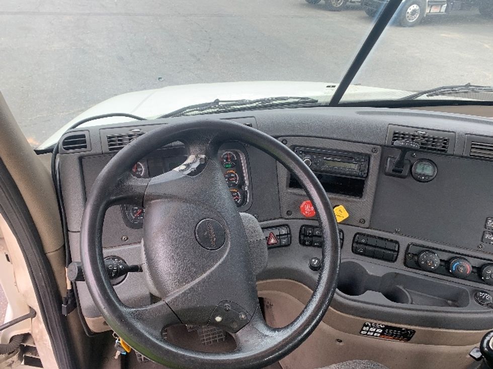 2017 Freightliner Cascadia 125" Sleeper Cab photo 11